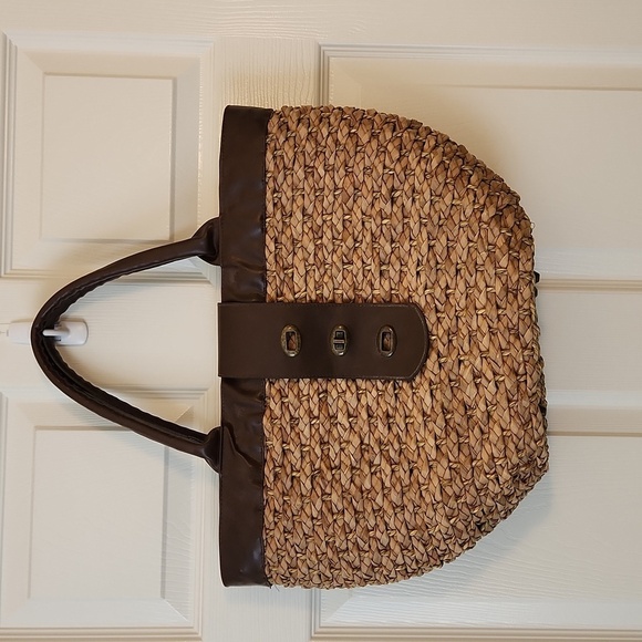 Big Brown Straw Bag With Animal Print Lining And Front Hardware Closure - Picture 2 of 15